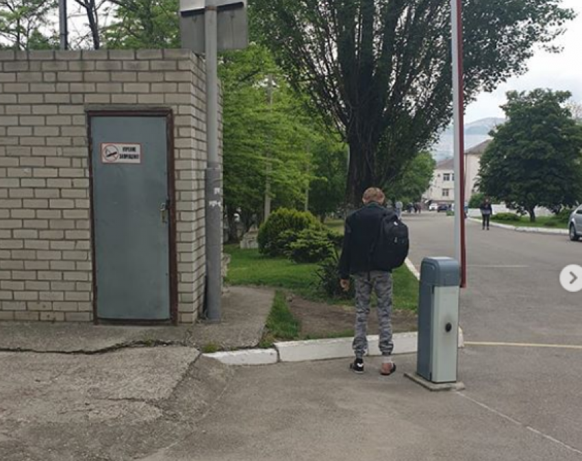 Новороссийцам разрешили курить на территории больницы и пожалели об этом