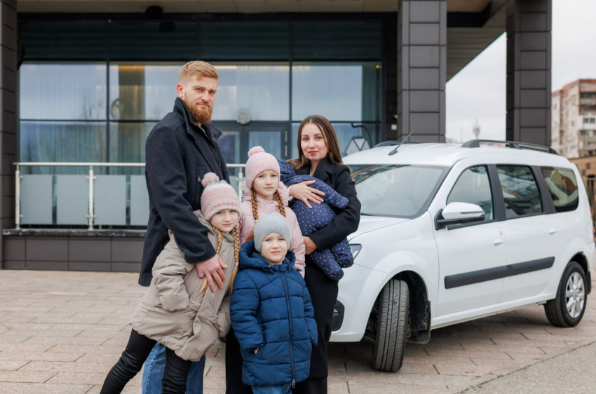 Сотрудникам компании новороссийского бизнесмена Сергея Шишкарёва начали дарить автомобили 