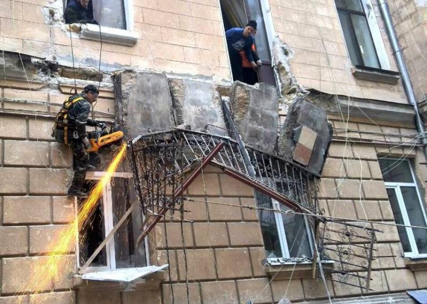 Девочку, пострадавшую при обрушении балкона, доставили в новороссийкую больницу