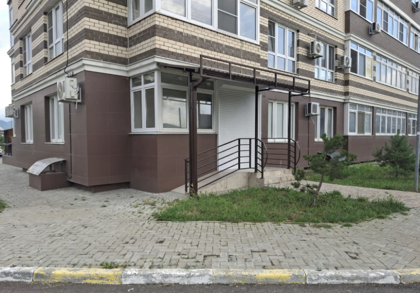 «Есть справедливость!»: новороссийцам удалось вырвать помещения дома из лап коммерции