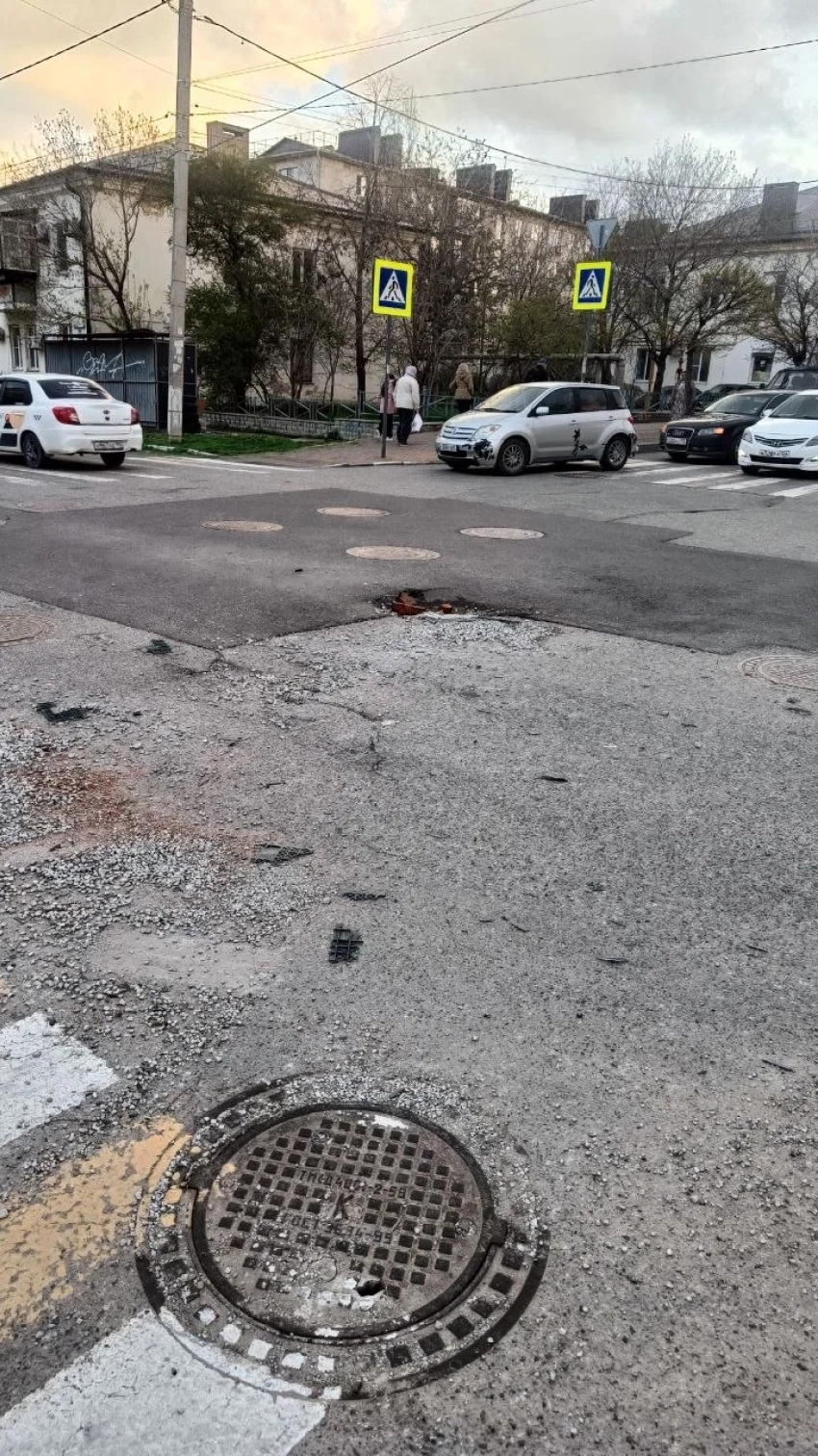 «А дыра все растет»: многострадальный участок дороги в Новороссийске снова опасен для водителей и пешеходов