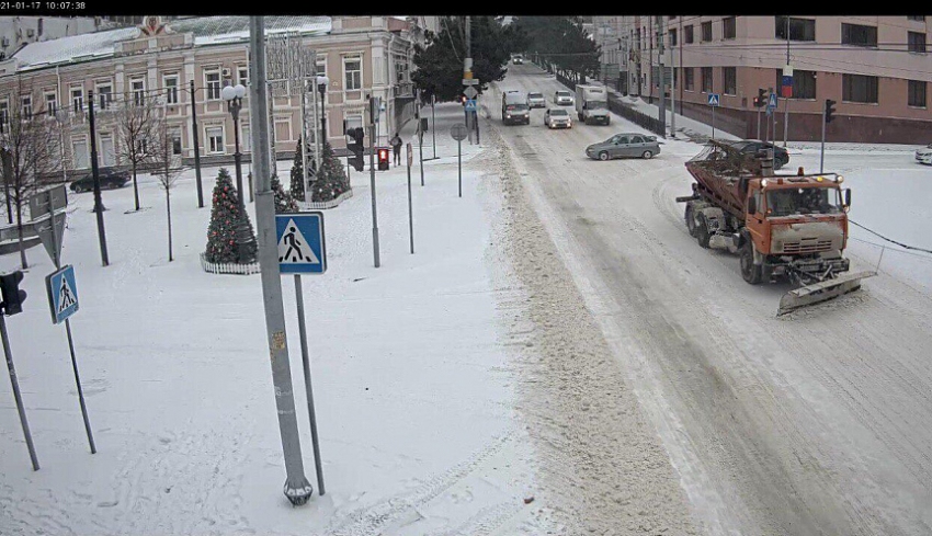Дороги Новороссийска от снега чистят 11 машин
