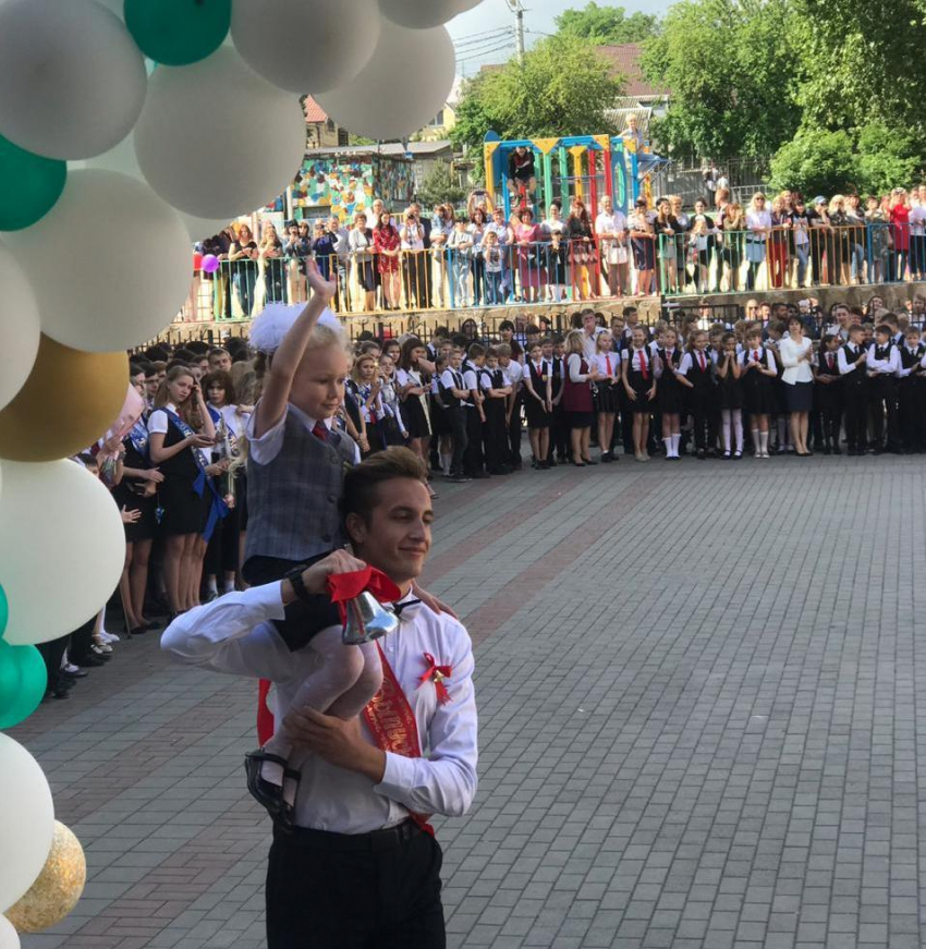 Для 4,5 тысяч старшеклассников в школах Новороссийска прозвенел «последний звонок»