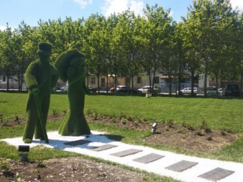 Они зеленые и светятся: в Новороссийске делают подсветку садовых скульптур