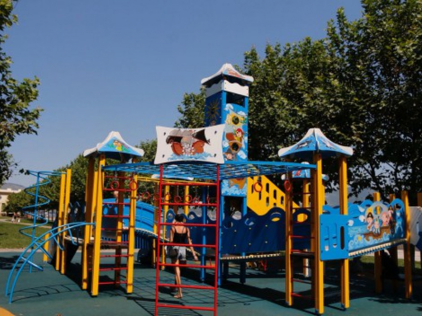 Администрация Новороссийска не смогла обеспечить качество новой детской площадки