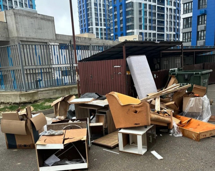 В мусорный бак и рядом не бросаем: куда девать старую мебель и сантехнику в Новороссийске