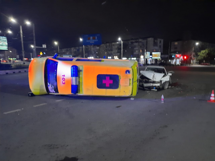 Трое пострадавших: ночью в Новороссийске столкнулись скорая и такси