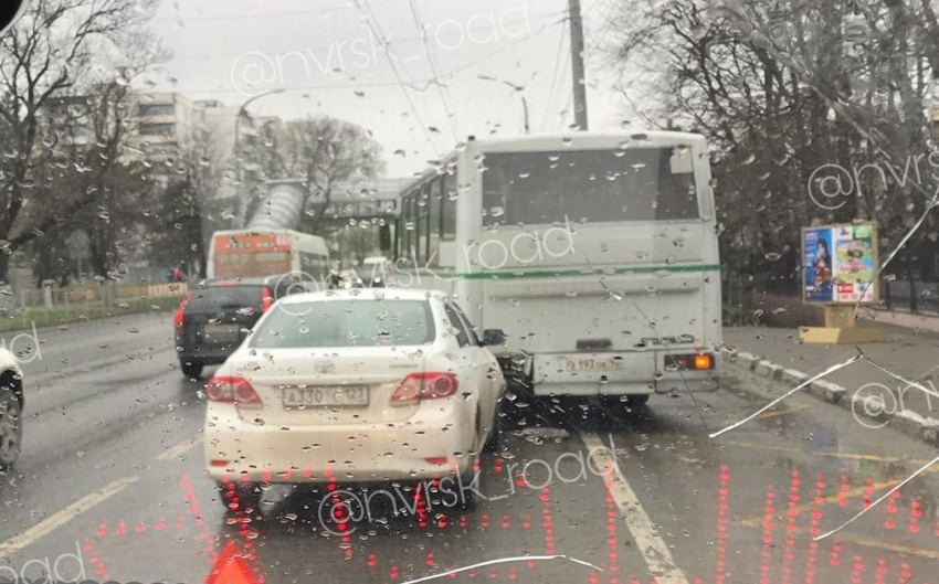 В предпраздничный день Новороссийск закупорили пробкой два ДТП