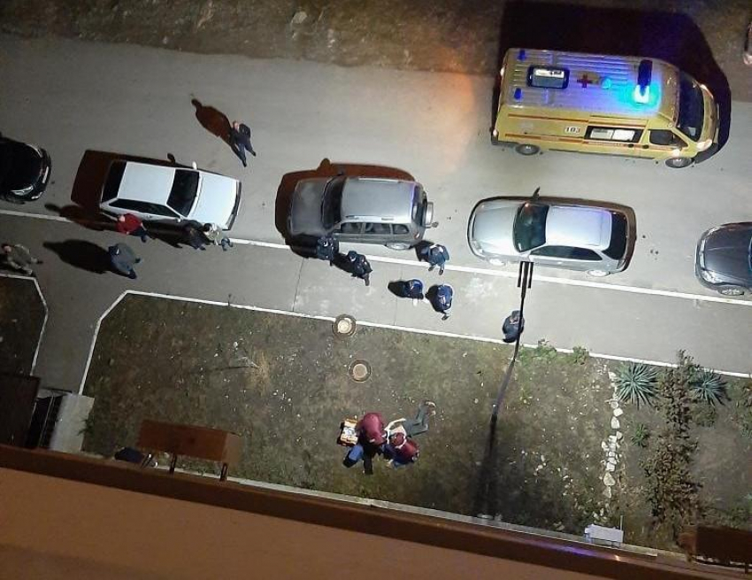 Молодой парень выпал из окна многоэтажки в Новороссийске