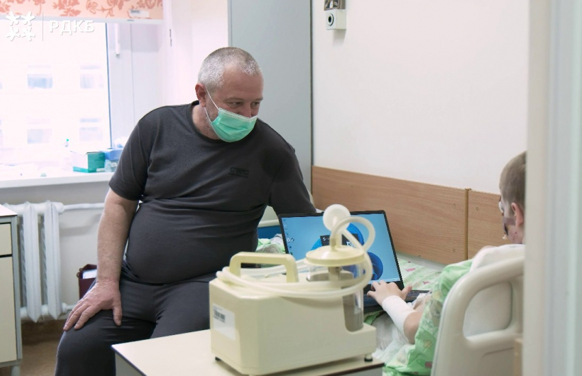    Очередная операция сегодня: стало известно, куда искусанный хаски мальчик отправится на реабилитацию