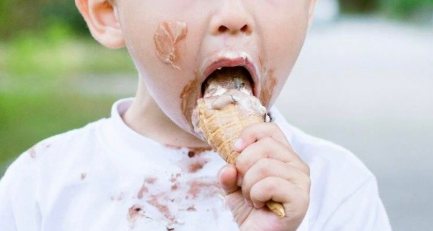 Жительница Новороссийска требует запретить мороженое детям до 7 лет