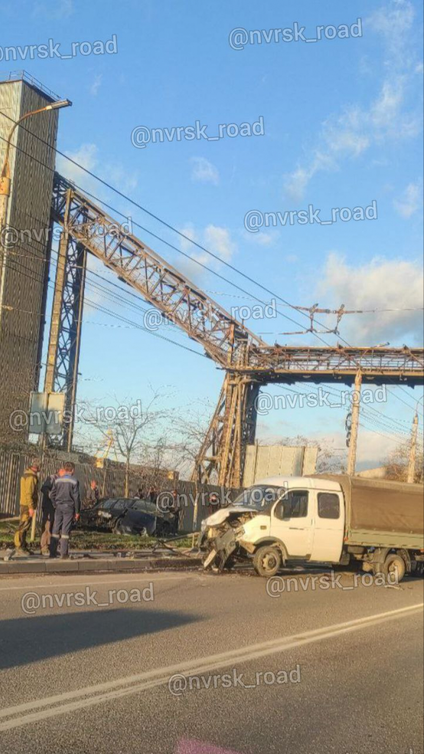 Массовое ДТП парализовало движение на дороге в Новороссийске