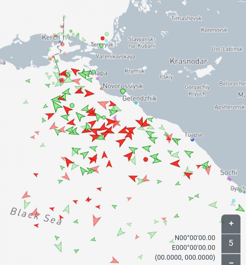 Почти 40 судов не могут войти в Новороссийск из-за шторма
