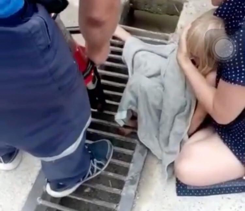 Маленькая девочка угодила ногой в ливневку в Новороссийске 
