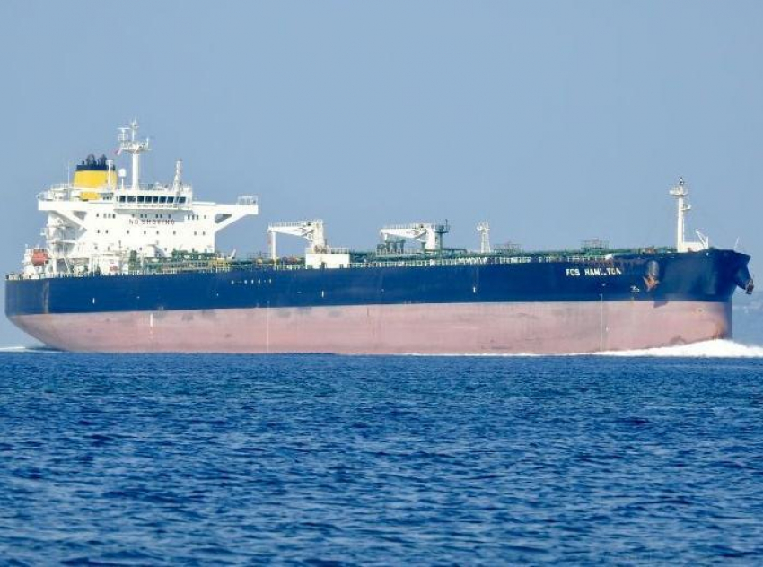 Нефтеналивной танкер столкнулся с причалом в новороссийском порту. Пострадали оба