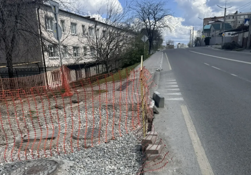 «Это издевательство»: жительница Новороссийска уже не в первый раз возмущается разрытием «имени АТЭК»