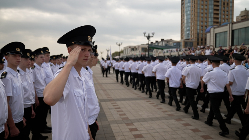Элита молодёжи Новороссийска принесла клятву ушаковца на Форумной площади