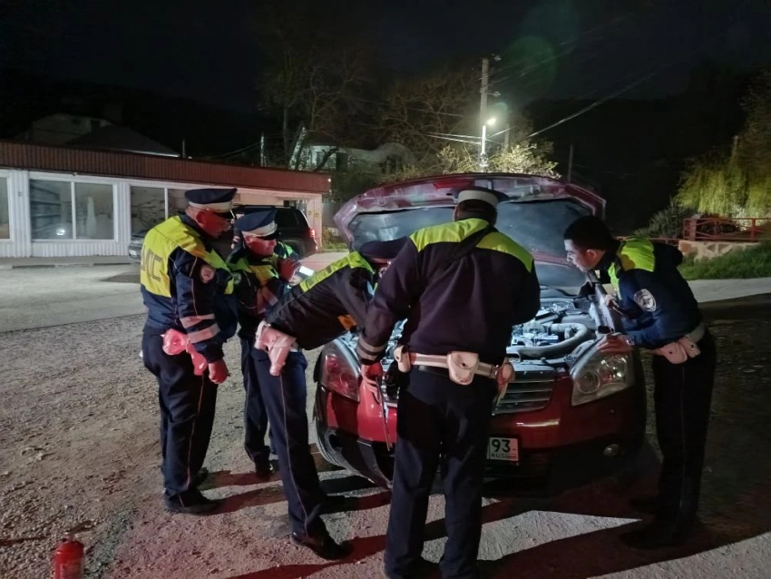 ДПС в Новороссийске спасли машину от пожара в районе СНТ Рыбак