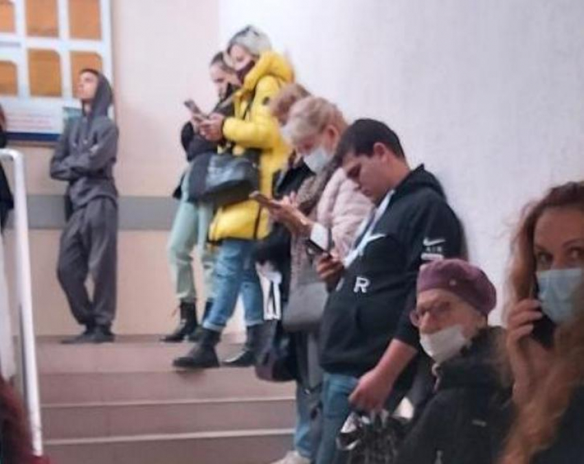 Очередь начинается на лестнице: огромные очереди в одной из поликлиник Новороссийска