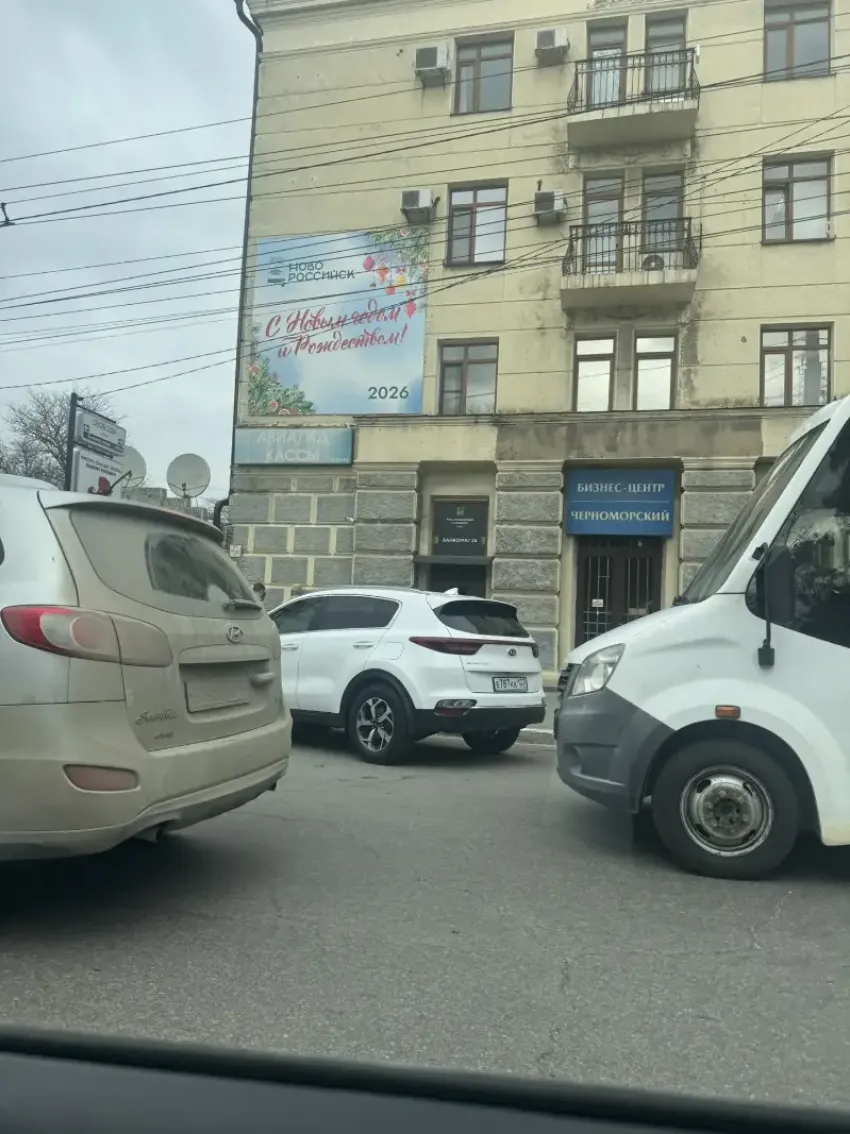 Пора сменить пластинку: новороссийцев все еще поздравляют с Новым годом