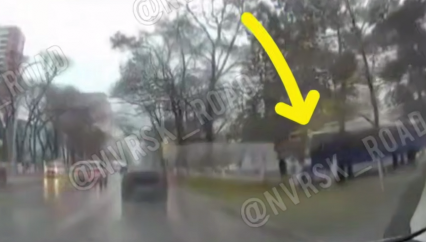 Такого не видели: троллейбус в Новороссийске оказался на тротуаре