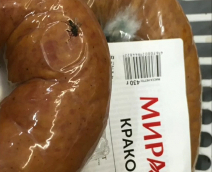 Плесневелую колбасу с насекомыми продают в новороссийском «Магните» 