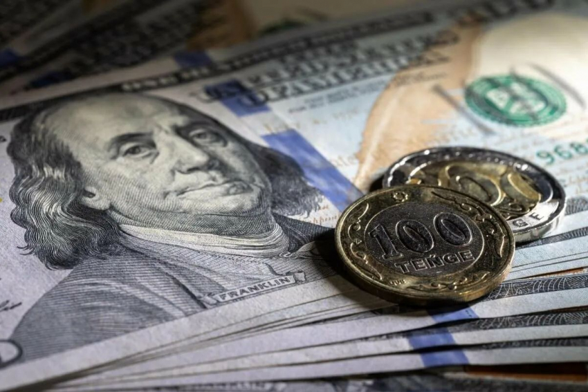 Новороссийцы наблюдают, как падает курс доллара
