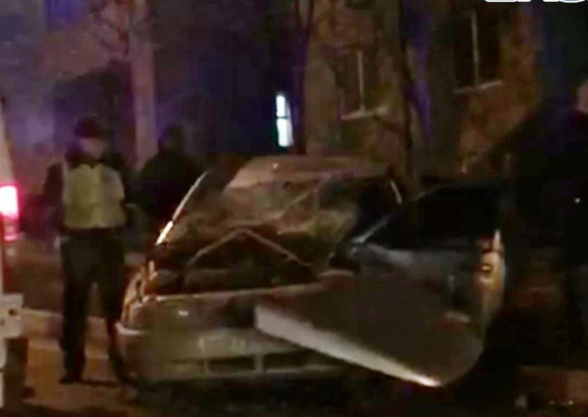 В центре Новороссийска автомобиль раскурочило от столкновения