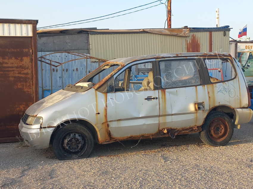 «Из машины вытащили всё, что можно!», - жительница Новороссийска просит убрать авто с Суджукской косы
