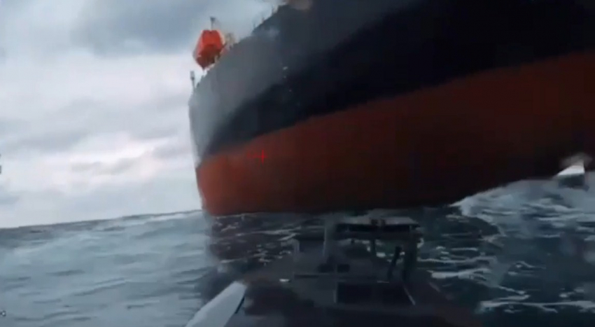 Украинские беспилотники атаковали судно в Черном море, которое шло в Новороссийск