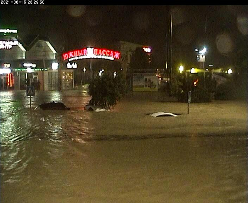 Уровень воды в Новороссийске поднимается: включены системы оповещения