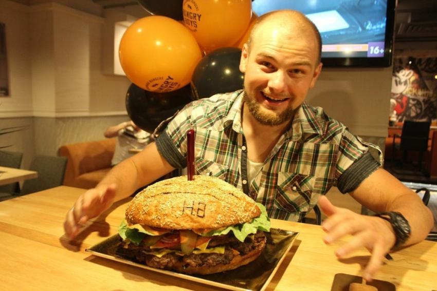 Новороссиец съел трехкилограммовый бургер