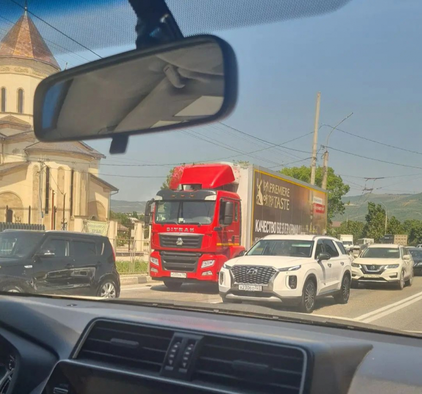 Жители возмущены: в Новороссийске жара, а на улицах полно большегрузов