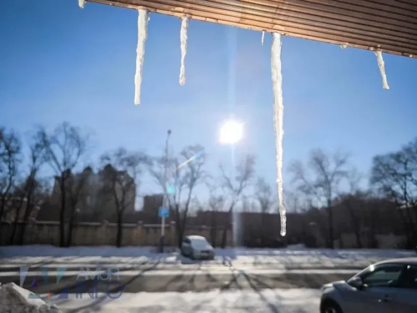 Туда не ходи, сюда ходи: сосульки, падающие с крыш домов в Новороссийске становятся причиной несчастий