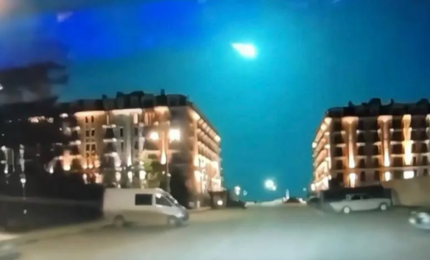 Огненный шар пролетел над Новороссийском: у Черноморского побережья разрушился метеорит