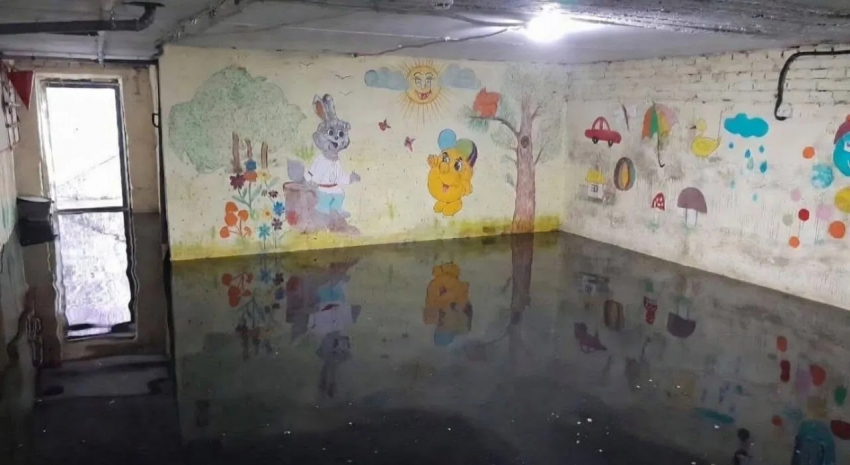 Детям прятаться негде: подвал в одной из школ Новороссийска залит канализацией 