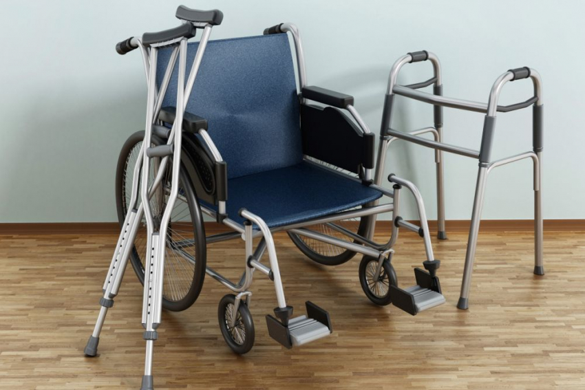 Жительница Новороссийска хочет отдать инвалидную коляску и костыли нуждающимся 