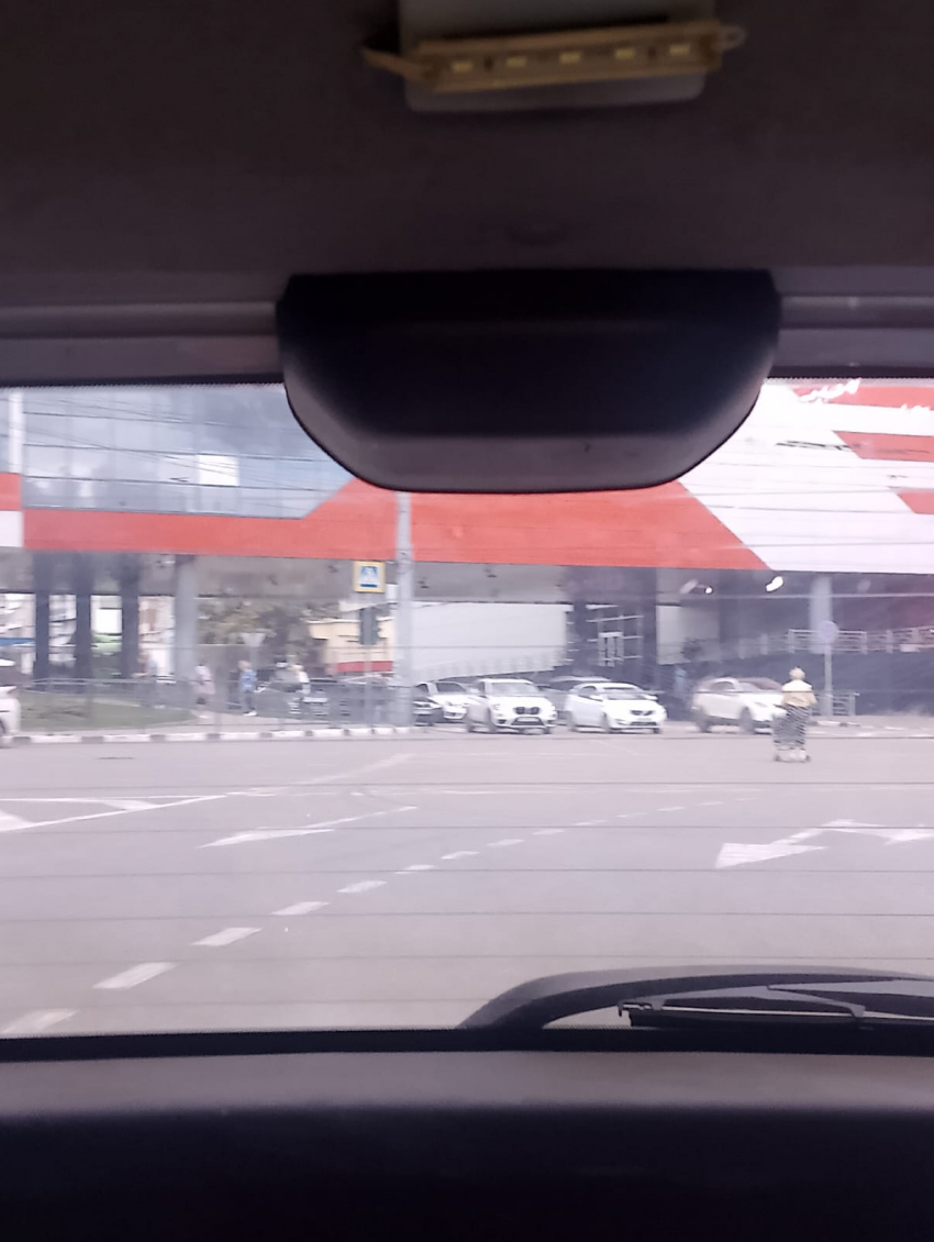 Наплевав на правила, бабушка с тележкой шла по опасному перекрестку в Новороссийске