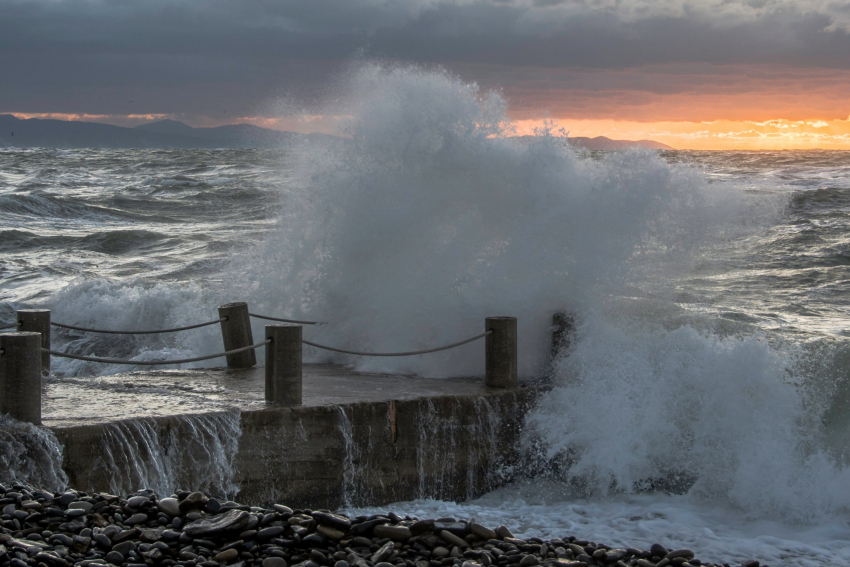 Чёрное море штормит, а ветер в Новороссийске превысил 22 метров в секунду: завораживающие кадры 