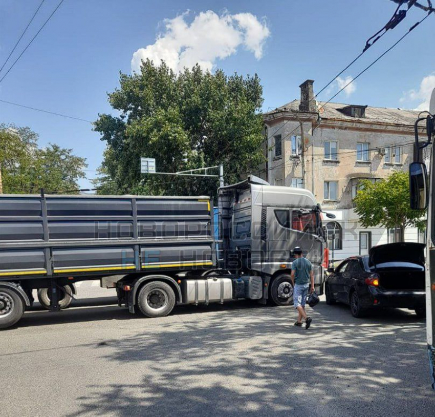 ДТП в Восточном районе Новороссийска спровоцировало огромную пробку 