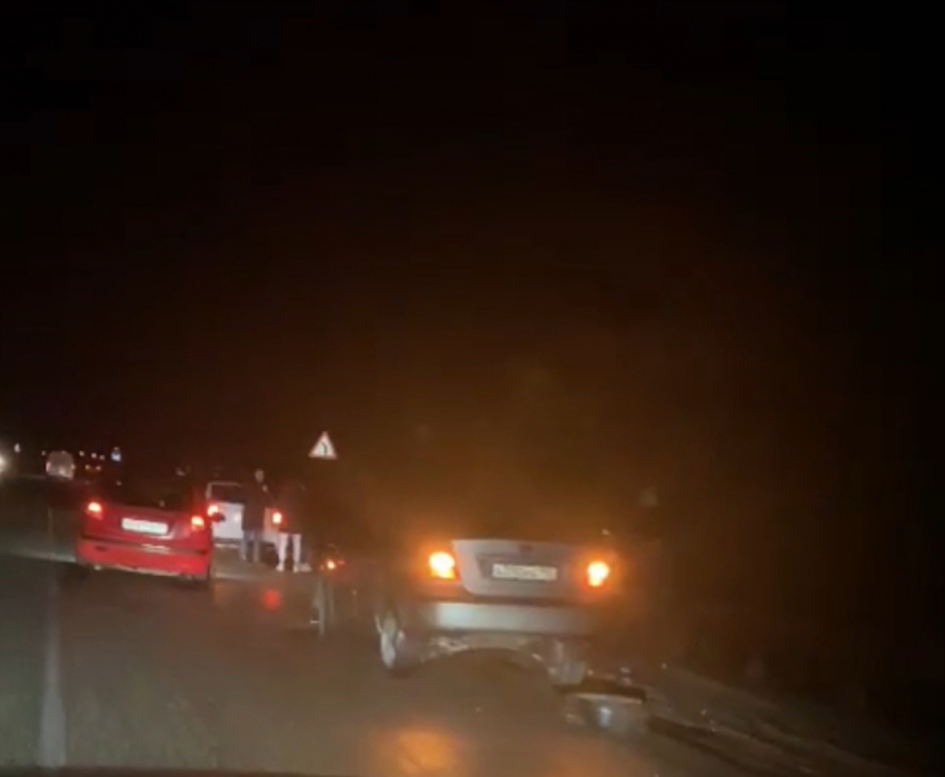 Трасса Новороссийск-Краснодар продолжает сиять «аварийками»: водители массово пробивают колёса