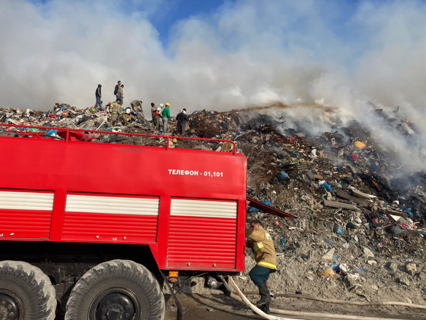 Пожар потушен, но свалка ещё дымит: подробности пожара на полигоне под Новороссийском