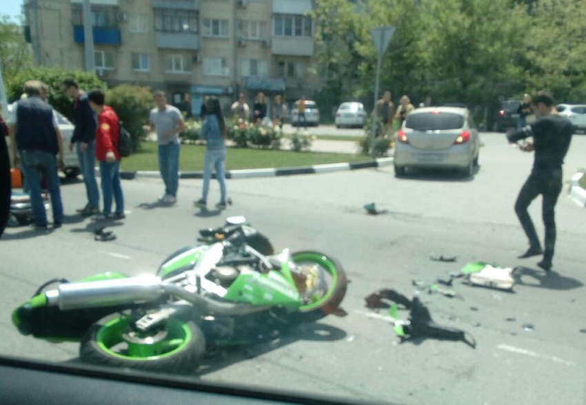 Мотоциклист с большим стажем угодил под колеса резкой автоледи в Новороссийске