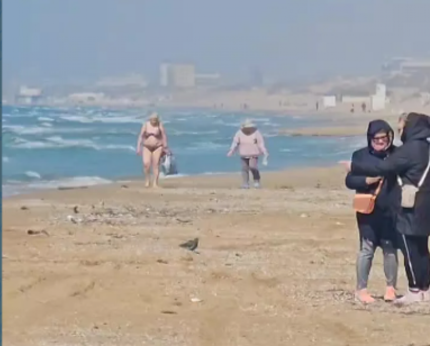 "Песок не тот. И камни": в Анапе открыли купальный сезон и рассказали, что происходит на пляже