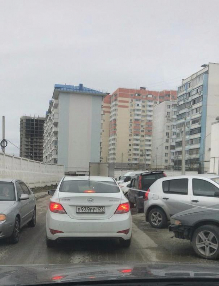 Выезд из 13 микрорайона заблокирован в Новороссийске