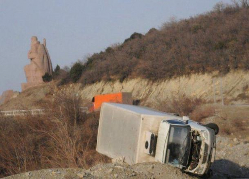 Норд-ост переворачивает грузовики в Новороссийске: движение ограничено 