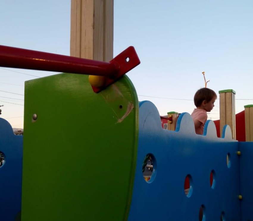 Площадка, построенная за федеральные средства, угрожает здоровью новороссийских детей