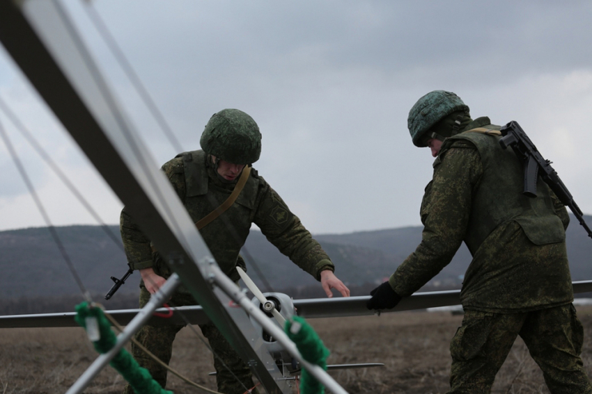 Тренировки по стрельбе и управлению огнем при помощи беспилотноков провели под Новороссийском
