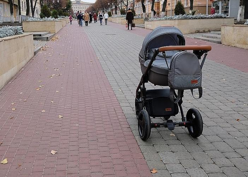 В Новороссийске дети распылили газ в коляску с малышом