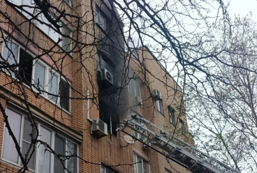В Новороссийске прямо сейчас горит жилой дом